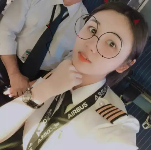 "空中霸王花"伍倩玉:17岁学会开飞机,26岁成最年轻女机长_父亲_飞行