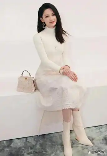 李沁看秀生图:满脸痘痘,笑容僵硬,与经过修饰后的形象差别很大