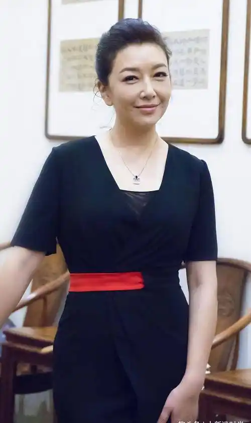 原创江珊终于放开了穿半透薄纱装秀3d身材52岁身材真有料