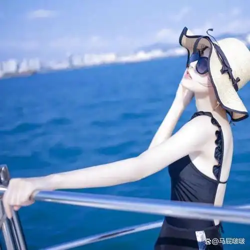 娜扎的假日美照黑色连体泳装游艇上的优美倩影