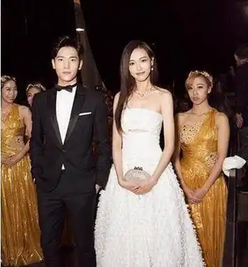 杨洋和唐嫣同框,两人的姿势太亲昵,罗晋估计脸都要"绿"了吧_关系_对方