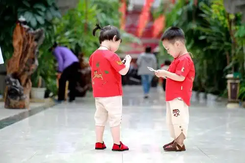 南国生态园里通道上活波可爱的小宝宝们