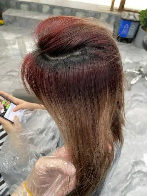 金色07头发棉了～可以考虑打蜡锁色呢#蓝黑色  #沙金色  #爆顶染发