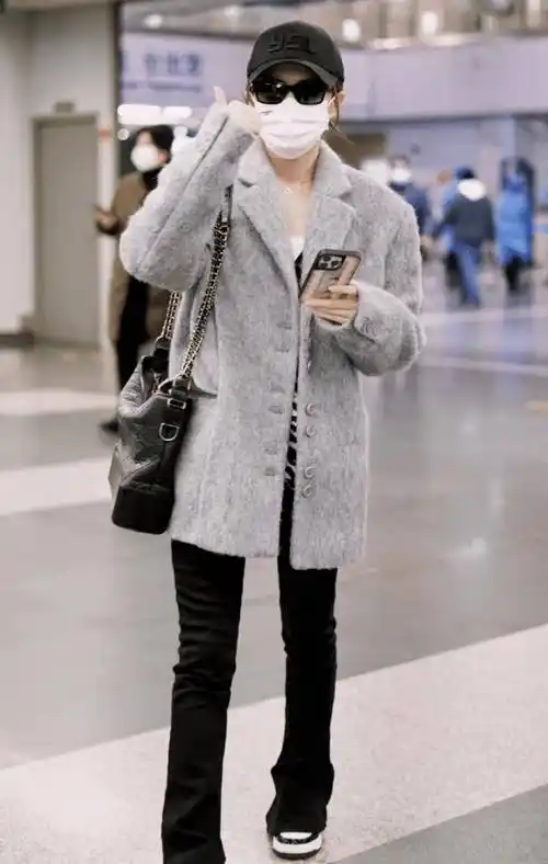 徐璐又把"小香风"穿出时髦范,配牛仔裤洋气减龄,太会穿了