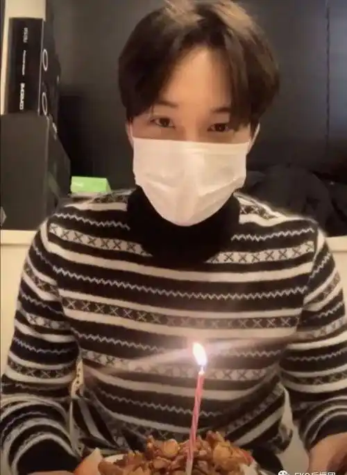 原创exo金钟仁28岁生日直播至亲到场吹蜡烛捂脸粉丝大喊递纸巾
