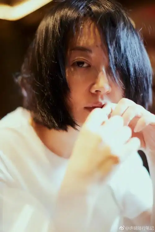 许晴素颜自拍眼神迷离 秀发乌黑风情满满超迷人|眼神|许晴-大陆_华商