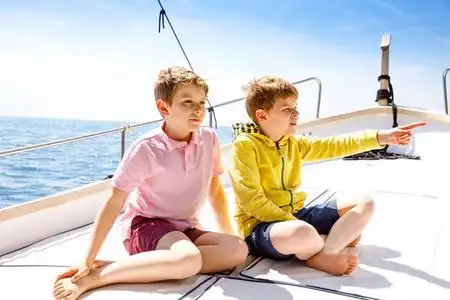 小学生开心两个小男孩,最好的朋友,喜欢帆船旅行.