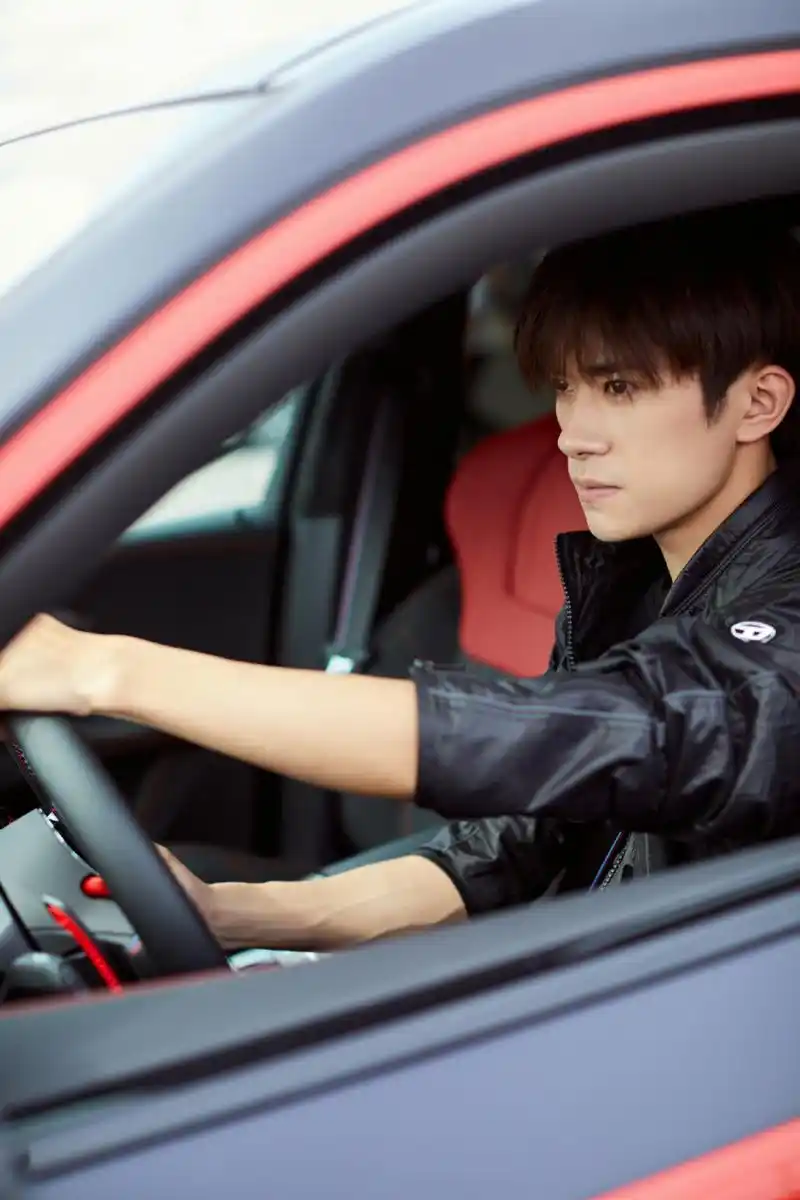 易烊千玺游艇侧拍# 易烊千玺最新法国随拍,黑色夹克造型好帅,舵手从