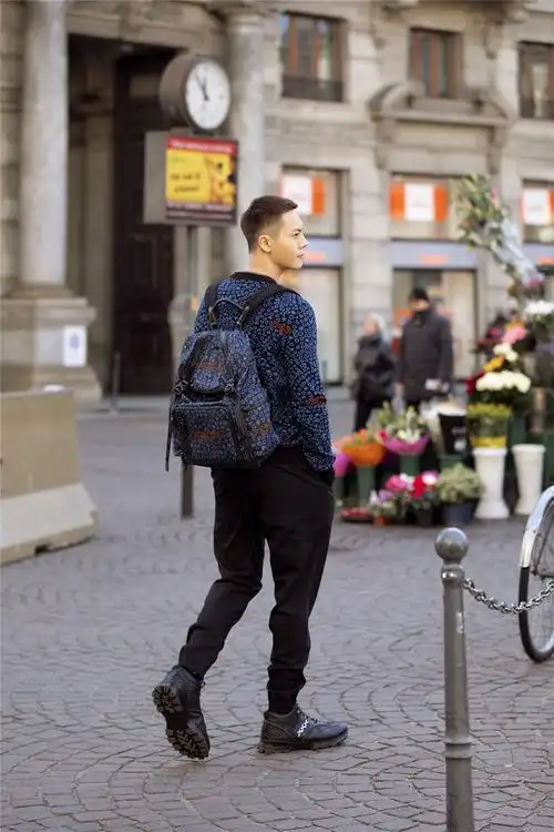 陈伟霆漫步米兰街头随性洒脱8