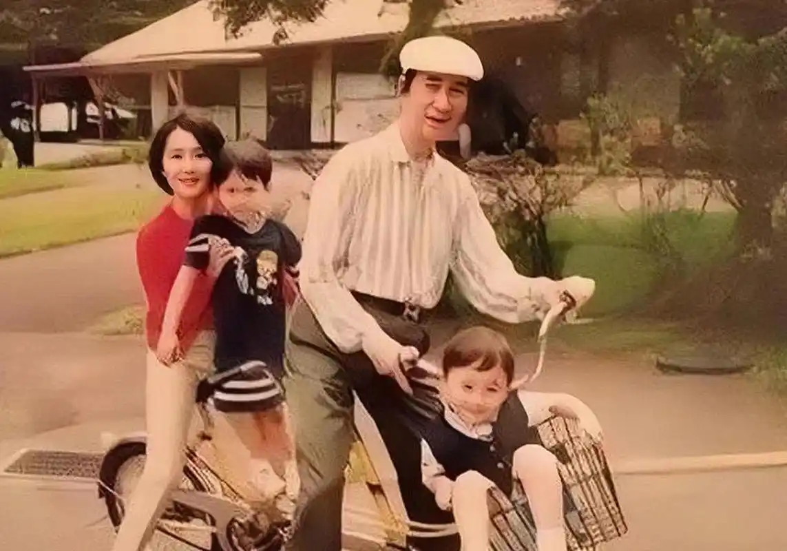 从照片中可以看出,赌王是真的爱梁安琪,爱不爱的细节都能体现的淋漓