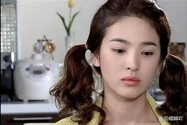 她的故事不仅是一个明星的兴衰,也是韩国娱乐圈残酷现实的写照.