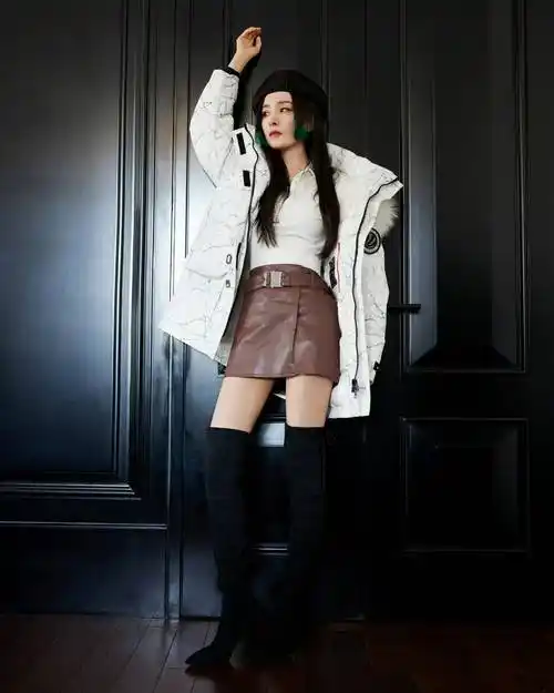 杨幂今日品牌活动造型,挑染公主切搭贝雷帽,羽绒服搭长筒靴……_杨幂