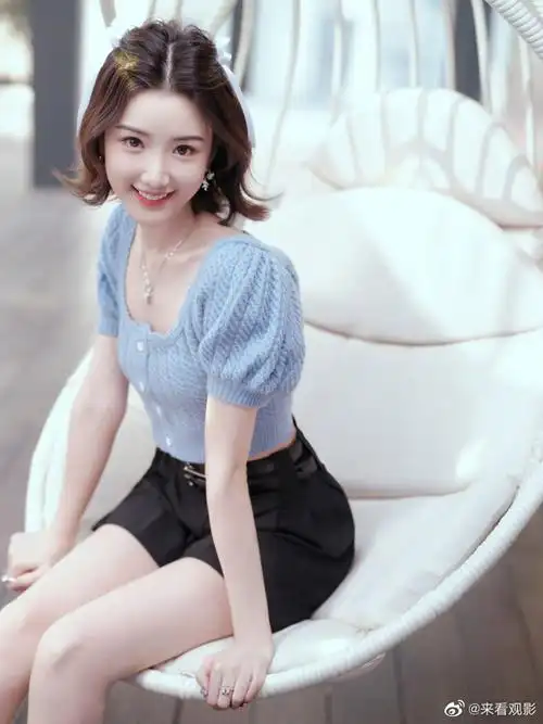 毛晓彤蓝色针织短袖##毛晓彤扫楼造型随拍