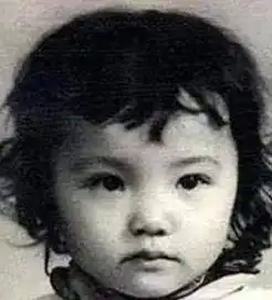 "童年阴影"容嬷嬷,因出演反派被迫搬家,现才知她扎的都是坏人_李明启