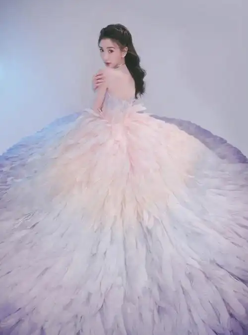 毛晓彤渐变羽毛裙##毛晓彤彩色天鹅