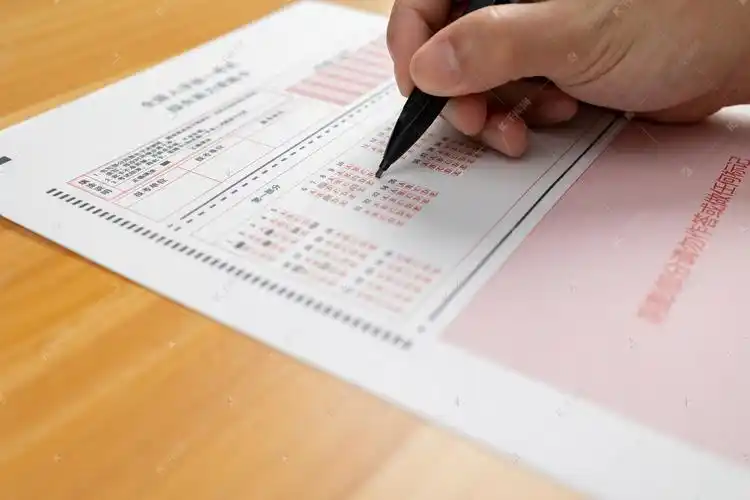 高考试卷答题卡考场涂答案摄影图配图