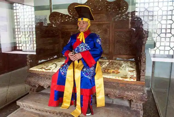 袁世凯死后文人写一副挽联下联太绝了