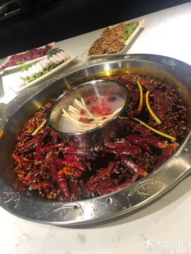 大龙坎火锅鸳鸯锅图片