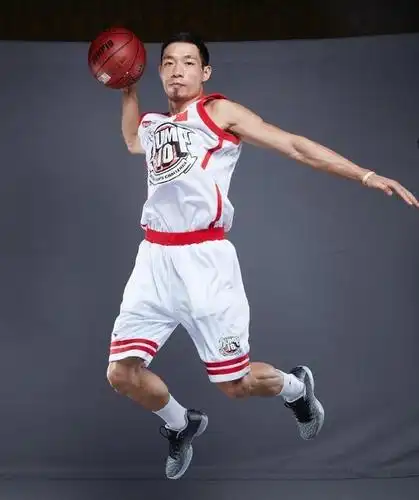 陈登星只是一位普通的银行员工,他的身高不过1.