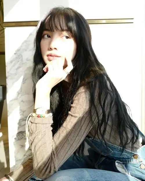 lisa生日晒美照长发披肩笑容元气发文感谢大家祝福