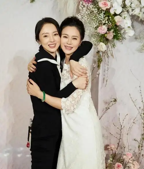 董璇晒与关悦合照为其庆生,两人同龄的状态,两个人都越长越年轻