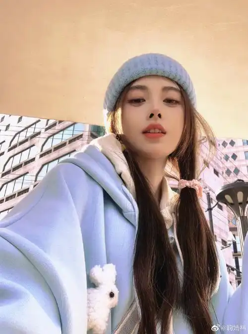 组图:鞠婧祎晒公主切造型随拍酷飒有型 对镜wink脸颊比心好甜