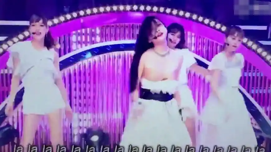 原创具荷拉闹出舞台事故,跳舞裙子突然掉落,走光后用手遮挡坚持跳完