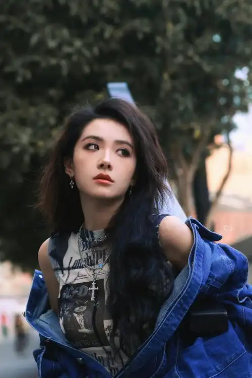 喻言烟熏牛仔街头随拍##喻言新生代实力歌手