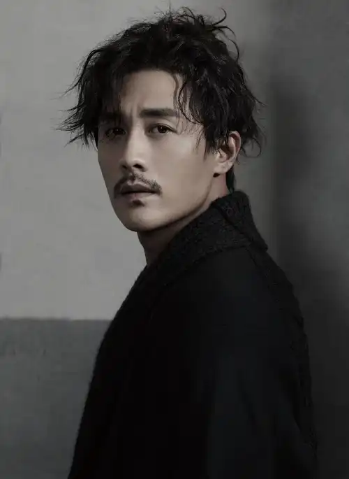 杜淳一身黑衣留着小胡子男人味十足网友这真的是杜淳吗