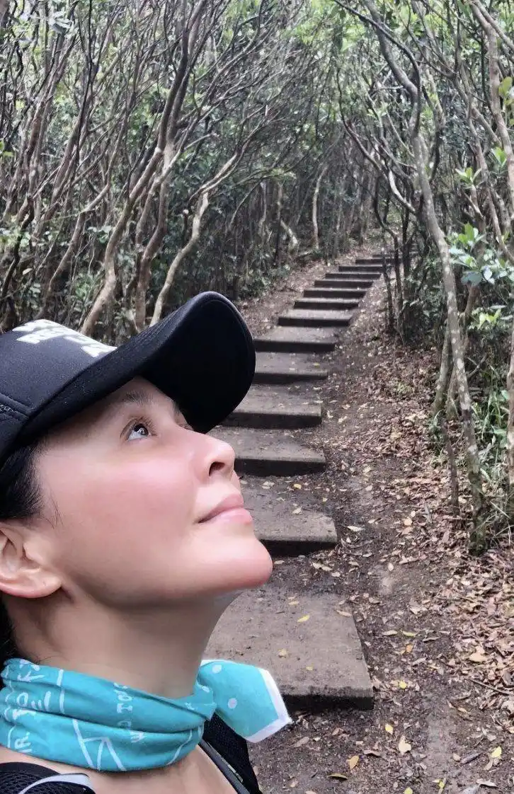 妆前妆后大反差,刘嘉玲晒素颜照,眉毛玩"失踪"