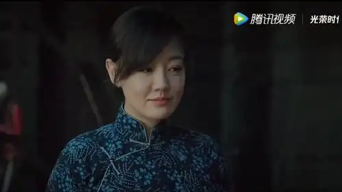 光荣时代里的薛佳凝很有女人味笑起来很迷人