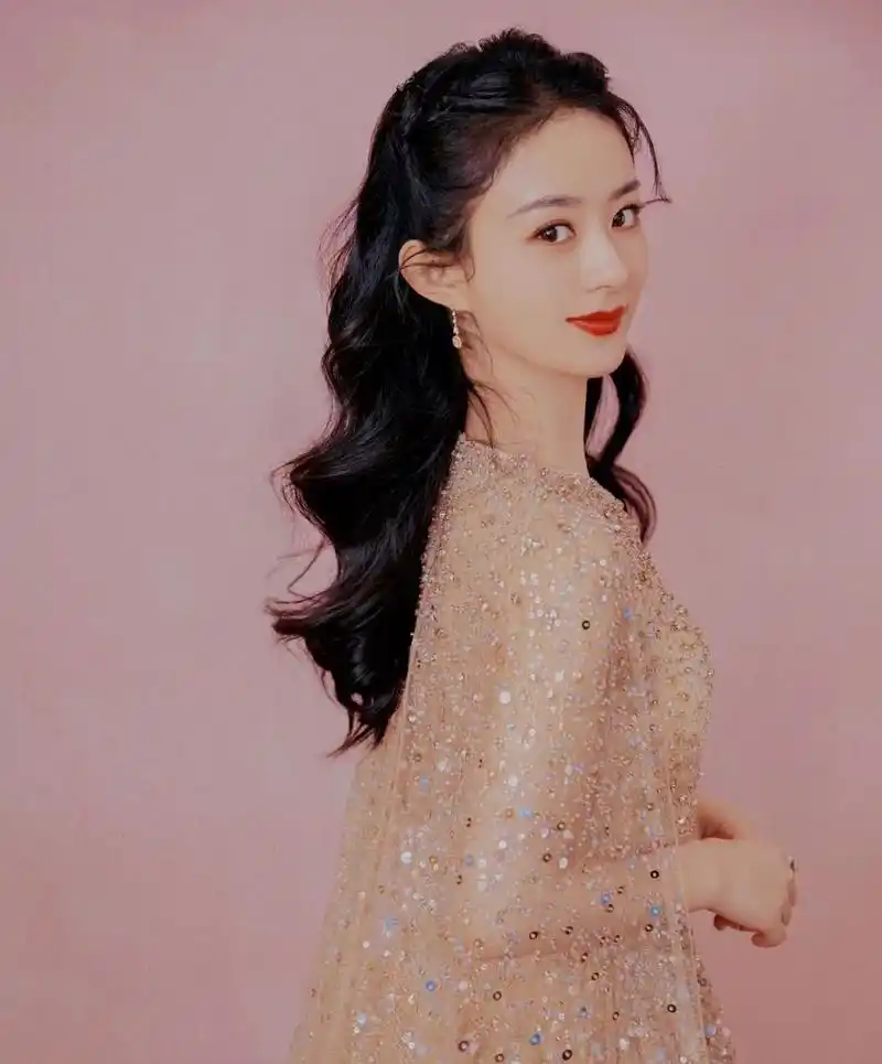 赵丽颖长卷发搭亮片纱裙美丽大方
