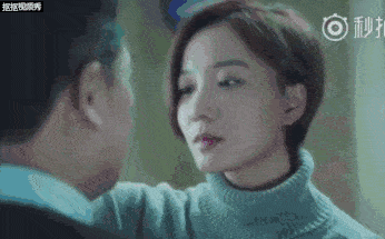 被小自己18岁的王晓晨咬耳朵.