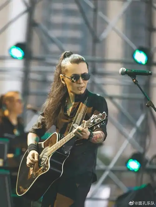 这竟然是那个一直扎个丸子头的陈辉