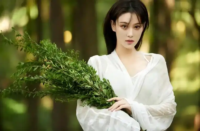 冯小刚在看到张馨予的照片后,觉得她非常适合影片中风情万种的大明星