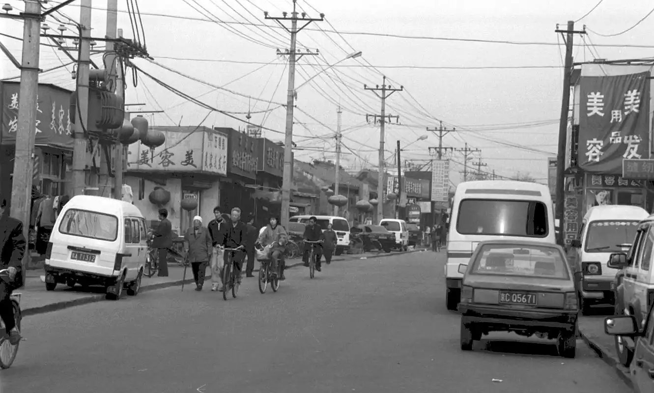 2000年3月31日,北京市宣布继平安大街之后将再建一条横贯东西的城区