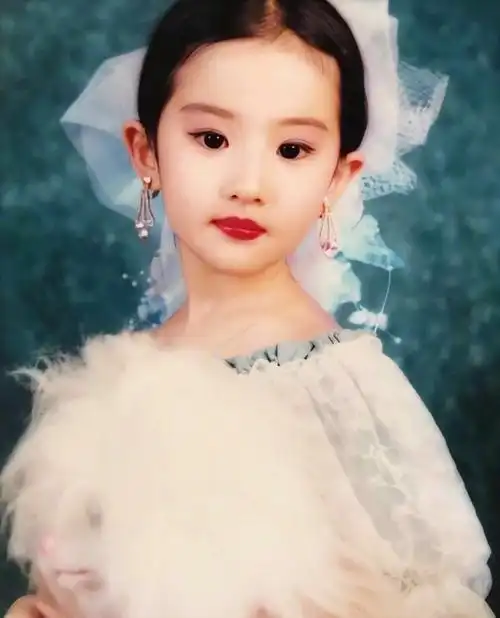 明星果然是明星!从小气质就出众,童年照里的美貌与现在根本没差
