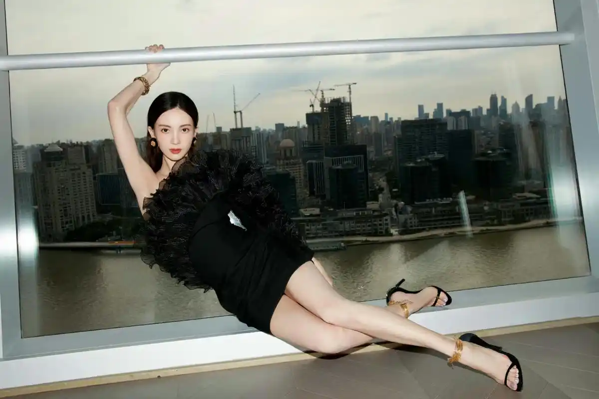 金晨 大长腿 一字带高跟凉鞋[爱你][爱你] 676767#金晨