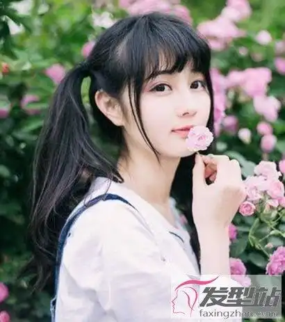 学生女孩扎马尾辫发型青春靓丽晋升校园女神