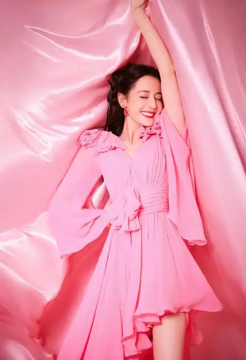 迪丽热巴粉色蝴蝶结连衣裙##迪丽热巴真人粉红芭比