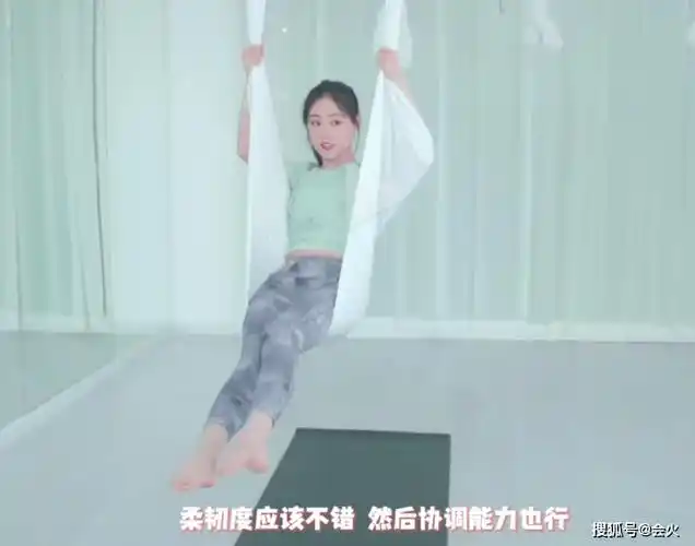 原创祝绪丹练空中瑜伽好危险头部朝下满脸涨红因动作太难狂喊救命