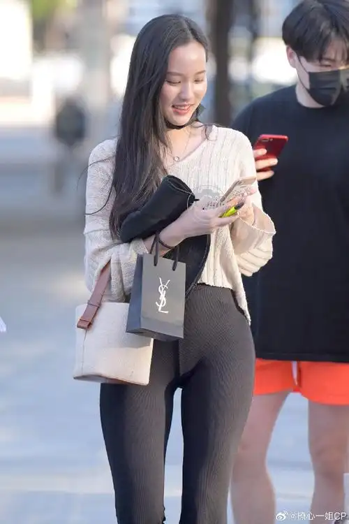 #街拍##热门美女#