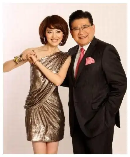 汪志远王冠结婚照,央视北美记者王(王冠老公汪志远多大岁数)