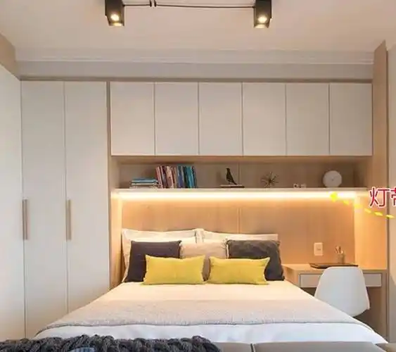 卧室床头做个吊柜顺便下方留排隔板做书架这收纳装法不多见