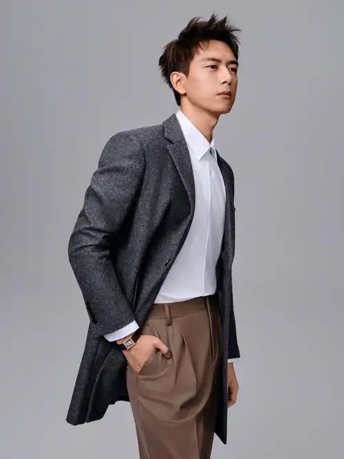 照片中李现经典正装 or 休闲夹克,简单背景拍摄,型男的不同穿搭魅力
