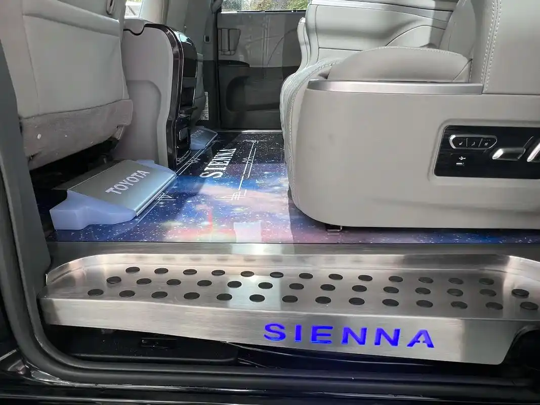 丰田塞纳升级商务内饰改装.【丰田塞纳】 豪华扶手箱(无线充 - 抖音