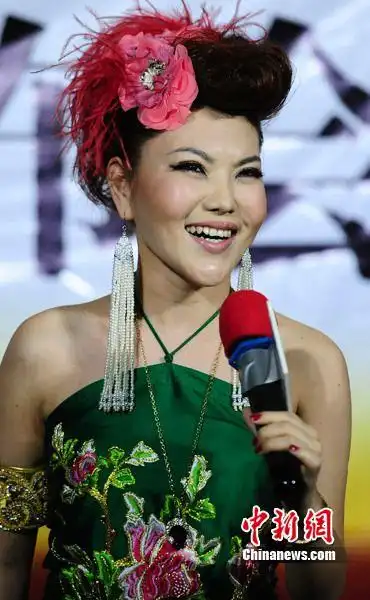 乌兰图雅坦承仍单身:较喜欢有才华,质朴男生