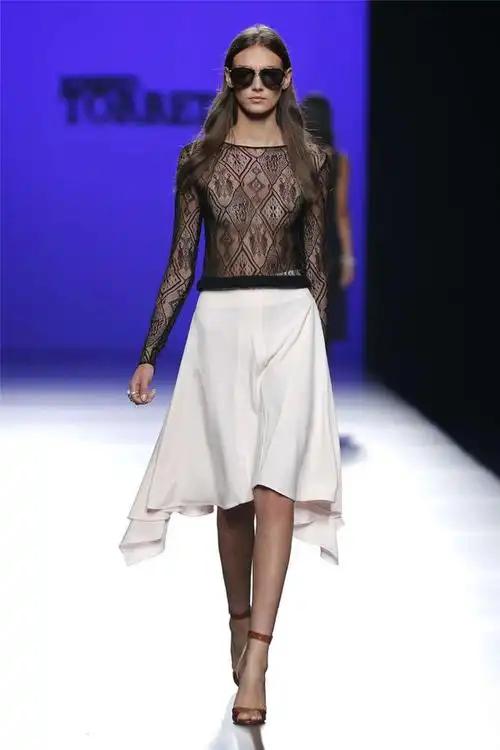 犹抱琵琶半遮面,本季秀场十大透视装