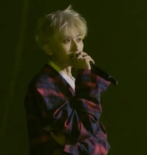 蔡徐坤舞台直拍,随手一截都很好看,他眯眼笑我看了好多遍