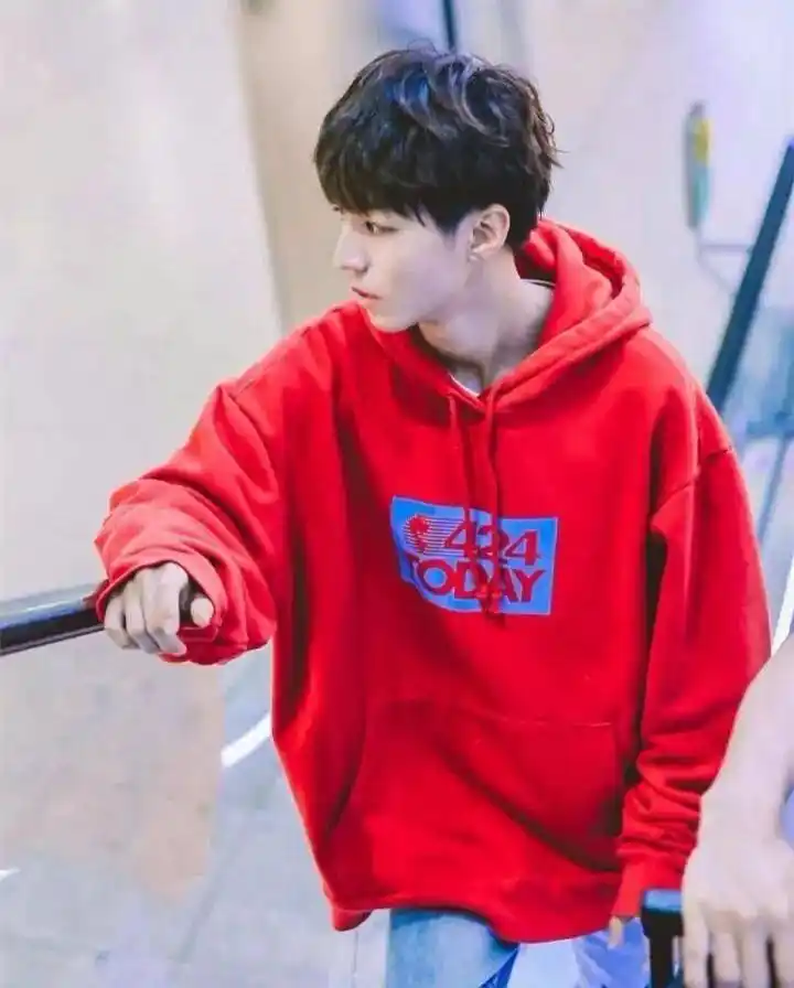 王俊凯红卫衣亮眼,粉丝被3个数字吸引:这代表了王源和千玺?